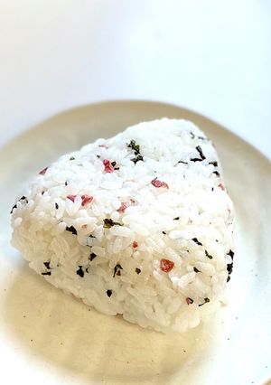 わかめとうめこ（梅干し）のおにぎり-レシピのメイン写真