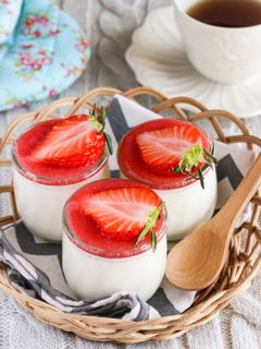 お豆腐ミルクぷりん〜苺ソース添え〜-レシピのメイン写真