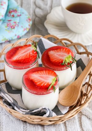 お豆腐ミルクぷりん〜苺ソース添え〜-レシピのメイン写真