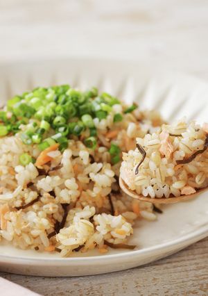 うまみたっぷり！鮭の塩昆布もち麦炒飯-レシピのメイン写真