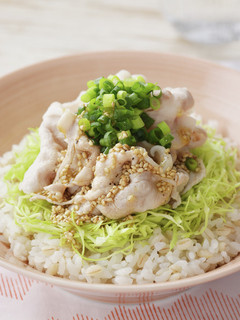 キャベツと豚しゃぶのもち麦サラダ丼-レシピのメイン写真