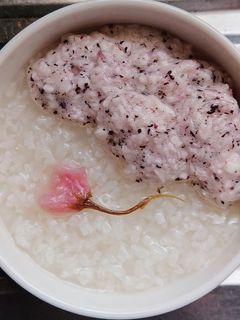 春よ来い♪桜の塩漬けとゆかりとろろのお粥-レシピのメイン写真