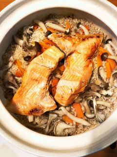 土鍋で美味しい♡鮭とキノコの炊き込みご飯-レシピのメイン写真