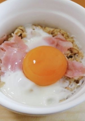 レンジで作るオートミール・ベーコンエッグ-レシピのメイン写真