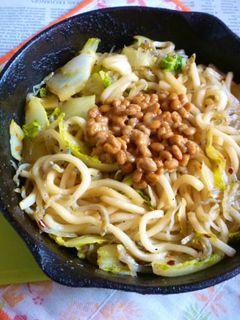 おじゃこと白菜たっぷり焼きうどん納豆載せ-レシピのメイン写真