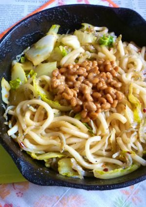 おじゃこと白菜たっぷり焼きうどん納豆載せ-レシピのメイン写真