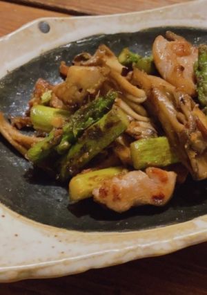 鶏ももとアスパラと舞茸の梅肉味噌炒め-レシピのメイン写真