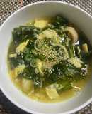 茹で鶏の茹で汁で　鶏皮とわかめの卵スープ