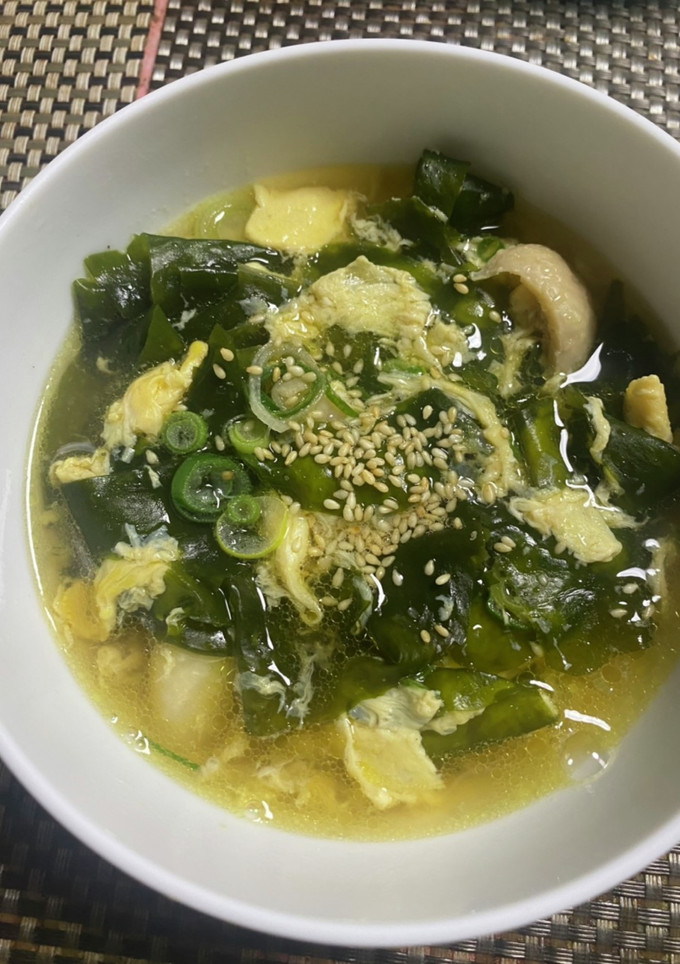 茹で鶏の茹で汁で　鶏皮とわかめの卵スープ-レシピのメイン写真