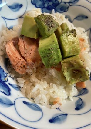 白だしで洋風ご飯☆鮭ごはんアボカド乗せ-レシピのメイン写真