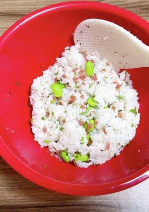 簡単♪カリカリ梅と枝豆の.おにぎり-レシピのメイン写真