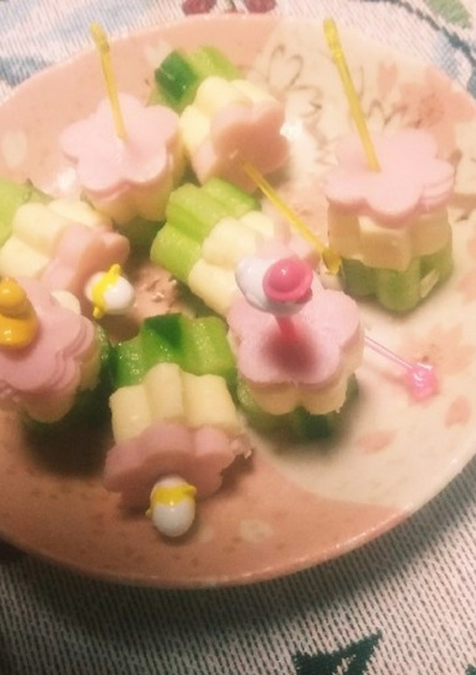 梅の花型のハムとチーズと胡瓜のスティック-レシピのメイン写真
