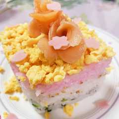 รูปของ ひな祭りに菱餅風ちらし寿司