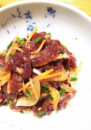 おつまみに☆馬刺しのユッケ風キムチサラダ-レシピのメイン写真