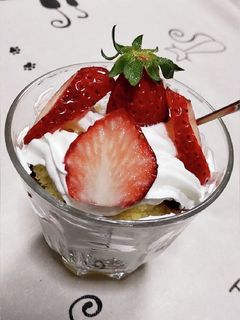 市販のカステラで♡いちごパフェ-レシピのメイン写真