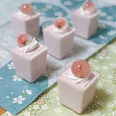 A picture of 桜のゼリー玉.
