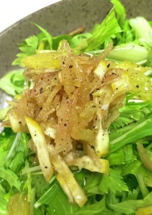 セロリ葉にレモンドレでほろにがサラダ-レシピのメイン写真