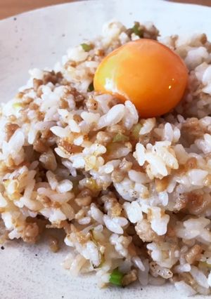 【残り物活用】鶏そぼろの月見チャーハン-レシピのメイン写真