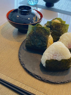 ツナマヨおにぎり (写真はツナマヨと梅)-レシピのメイン写真