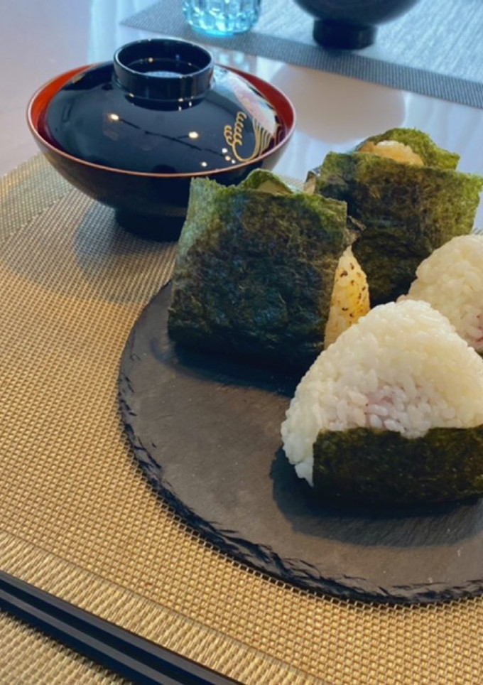 ツナマヨおにぎり　(写真はツナマヨと梅)-レシピのメイン写真