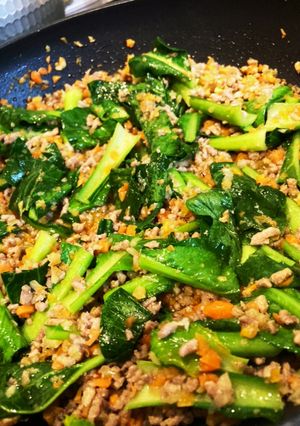 セロリ大量消費！小松菜とセロリの挽肉炒め-レシピのメイン写真