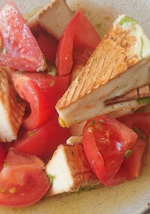 ハーモニー感じる燻製チーズとトマトサラダ-レシピのメイン写真