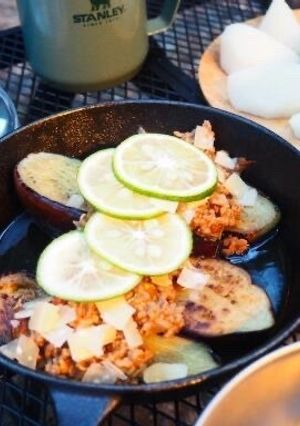 ナスのアヒージョにミートソースonかぼす-レシピのメイン写真