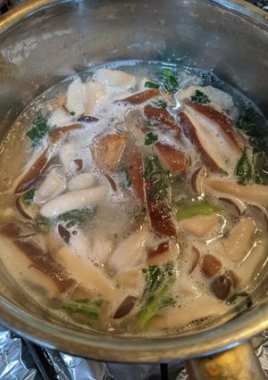たっぷりきのこと鶏皮の春雨スープ-レシピのメイン写真