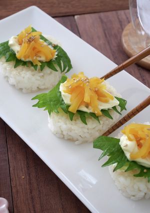 たくあんとクリチーのオープンおにぎり-レシピのメイン写真