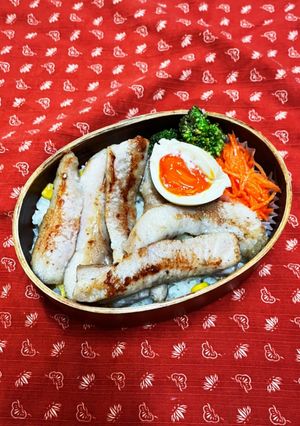 3/9 コーン玉ねぎ炒飯の豚トロのせ弁当-レシピのメイン写真