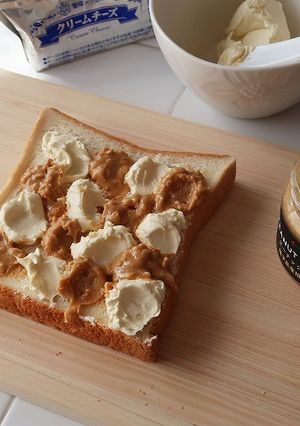 ピーナツバター＆クリームチーズデコ食パン-レシピのメイン写真