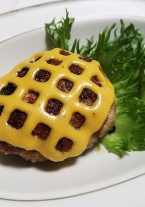網目チーズのせデコハンバーグ-レシピのメイン写真