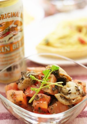 ビールが旨い赤と黒・オリーブまぶしトマト-レシピのメイン写真
