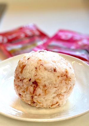 酸味と旨味！かつおとうめこのおにぎり-レシピのメイン写真