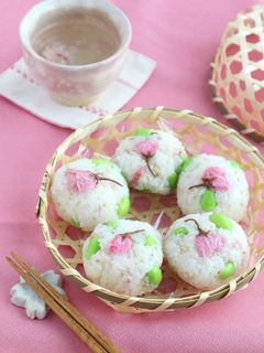 春弁当に♪桜と枝豆のオイルおにぎり-レシピのメイン写真