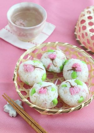 春弁当に♪桜と枝豆のオイルおにぎり-レシピのメイン写真