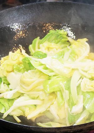 箸が止まらない「キャベツのニンニク炒め」-レシピのメイン写真
