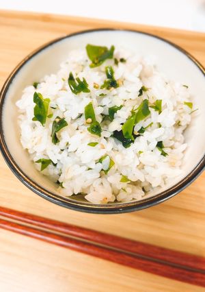 旬のわかめのもち麦ご飯-レシピのメイン写真