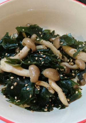 簡単！地味だけど美味♪しめじとわかめ炒め-レシピのメイン写真
