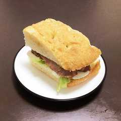 A picture of フォカッチャでパニーノ☆スモークチキン.