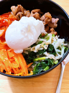 ポーチドエッグでビビンバ丼-レシピのメイン写真