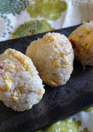 お手軽栄養補給！梅肉ちりめん卵おにぎり-レシピのメイン写真