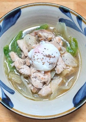 鶏もも肉とレタスのスープに温泉たまご乗せ-レシピのメイン写真