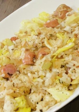 【家ランチ】ウィンナーと春キャベツの炒飯-レシピのメイン写真