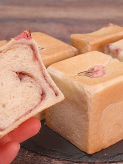 桜の塩漬けで春っぽいキューブあんぱん-レシピのメイン写真