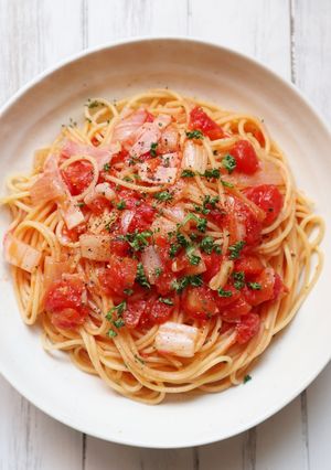ランチにおすすめ！新玉ねぎのトマトパスタ-レシピのメイン写真
