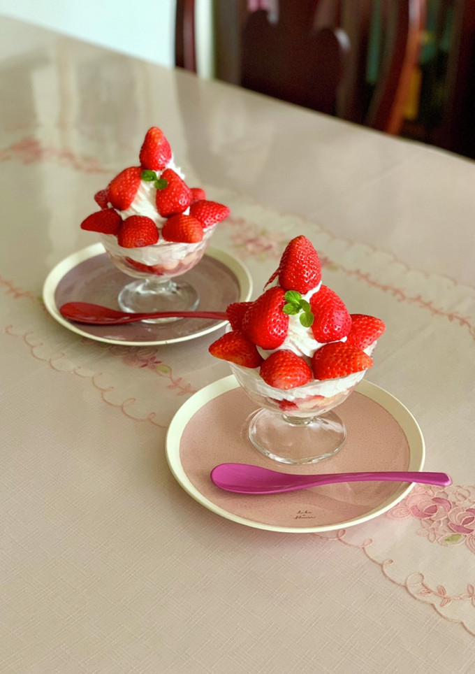 おうちでカフェ気分＊いちごパフェ-レシピのメイン写真