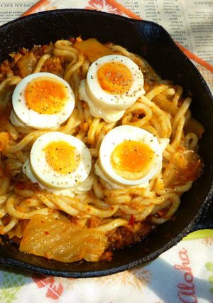 鮭キムチ+ゆで卵の焼きうどん-レシピのメイン写真