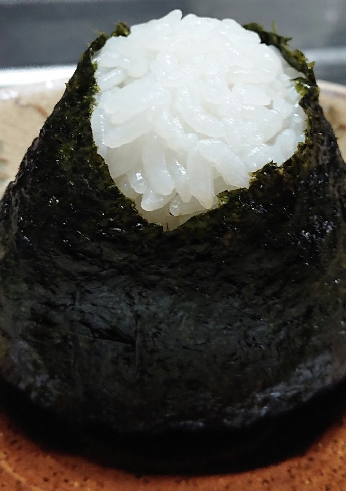 おにぎりの海苔にはお醤油を塗って♪-レシピのメイン写真