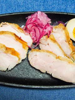57℃ 簡単鶏むね・もも スモークチキン-レシピのメイン写真
